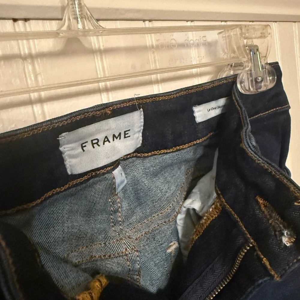 Frame Le One Skinny Jeans fits sizes 23-38